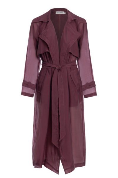 Trench coat longo em organza vinho com lapelas amplas, cinto do mesmo tecido e mangas com faixas ajustáveis