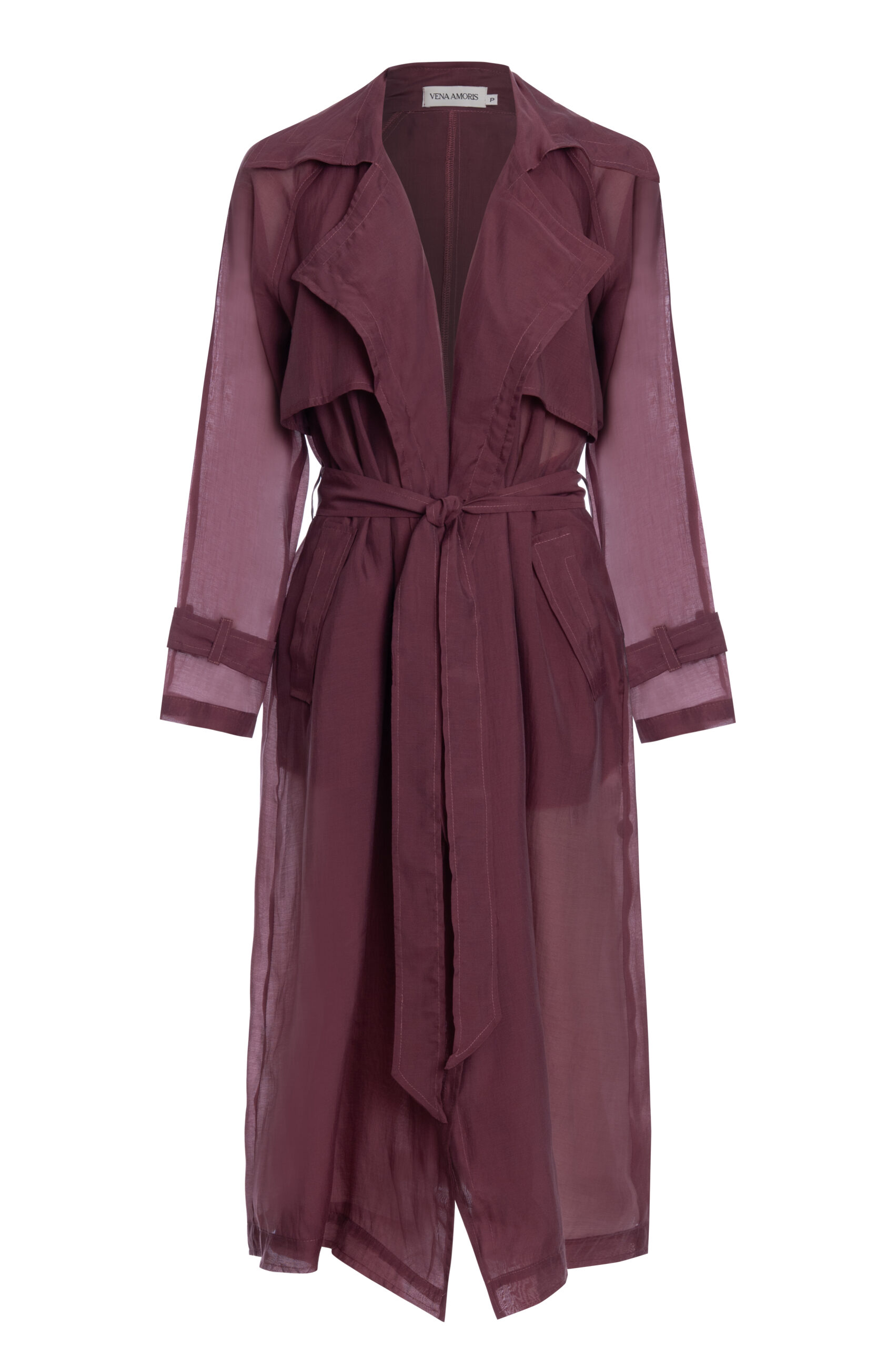 Trench coat longo em organza vinho com lapelas amplas, cinto do mesmo tecido e mangas com faixas ajustáveis