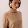 Blusa de tricot camelo com gola alta canelada e costura frontal, vista no corpo em estúdio