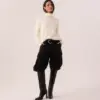 Blusa de gola alta em tricot off-white com costura frontal e modelagem solta
