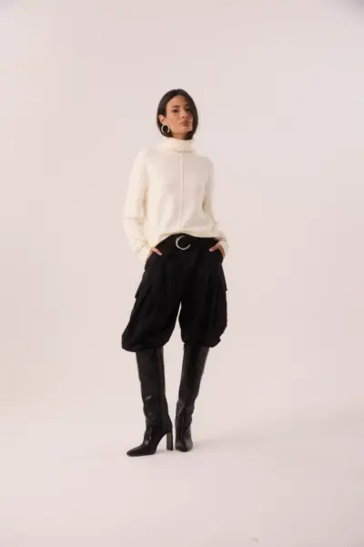 Blusa de gola alta em tricot off-white com costura frontal e modelagem solta