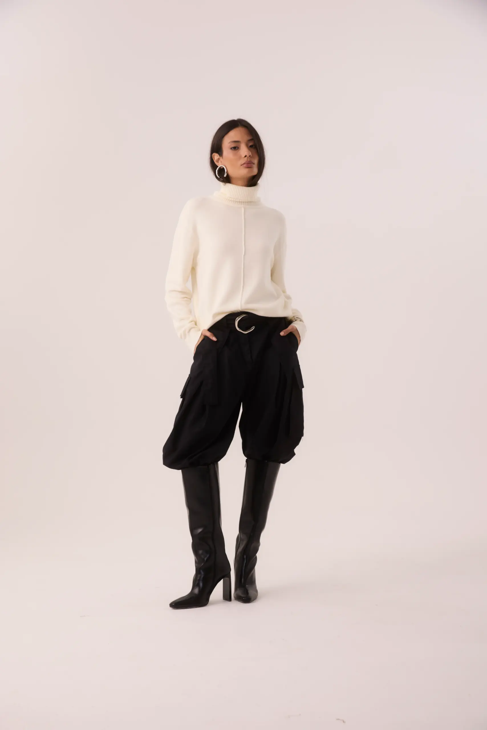 Blusa de gola alta em tricot off-white com costura frontal e modelagem solta