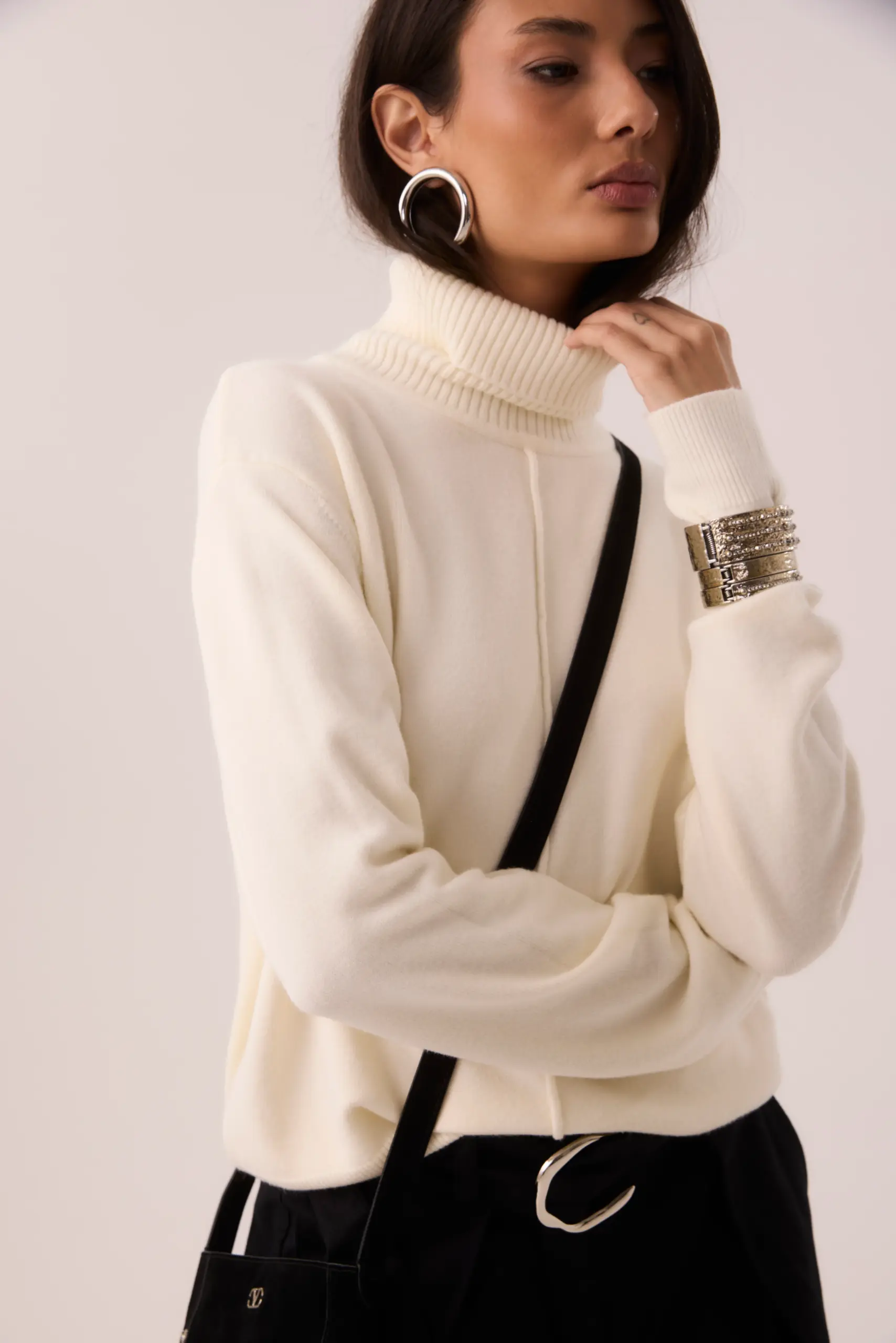 Blusa Gola Alta em Tricot Off White com Costura Frontal - Imagem 2