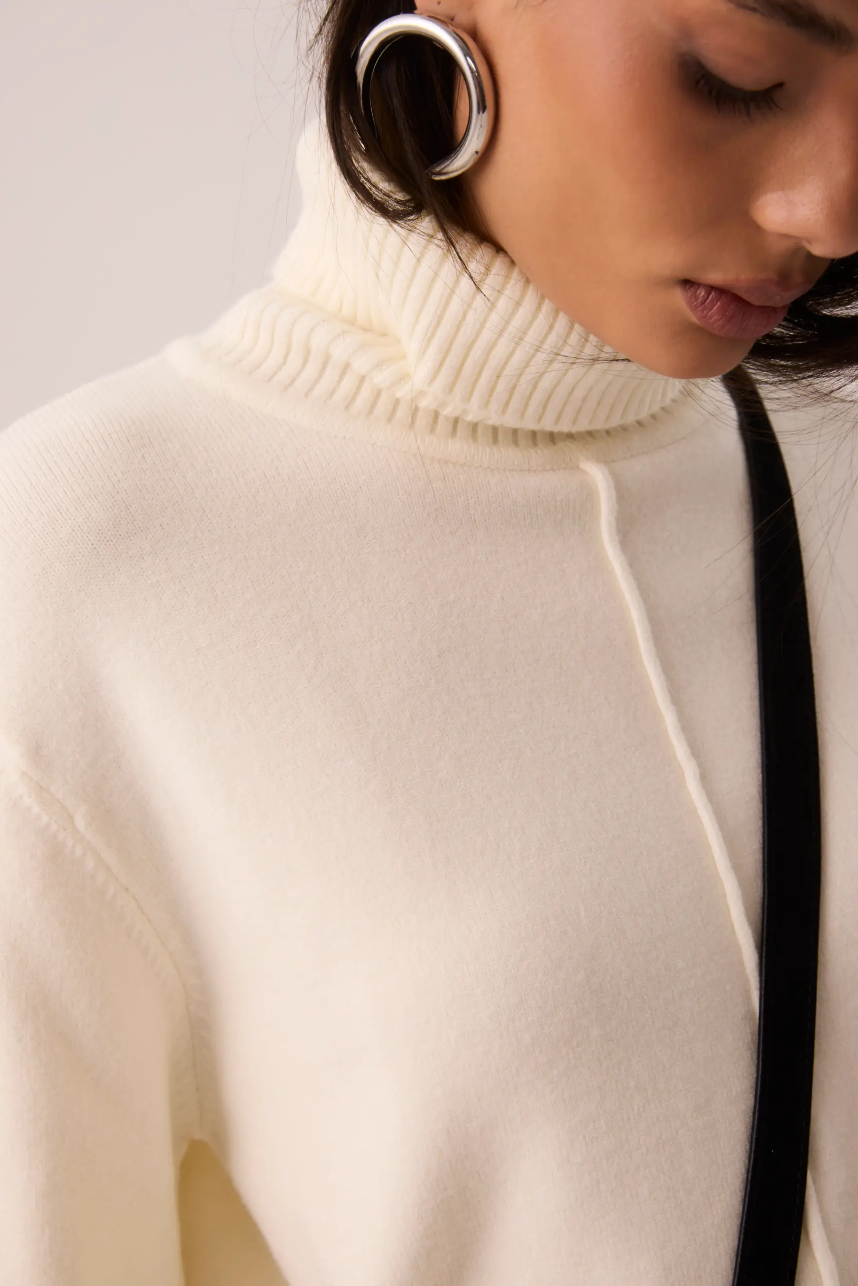 Blusa Gola Alta em Tricot Off White com Costura Frontal - Imagem 3