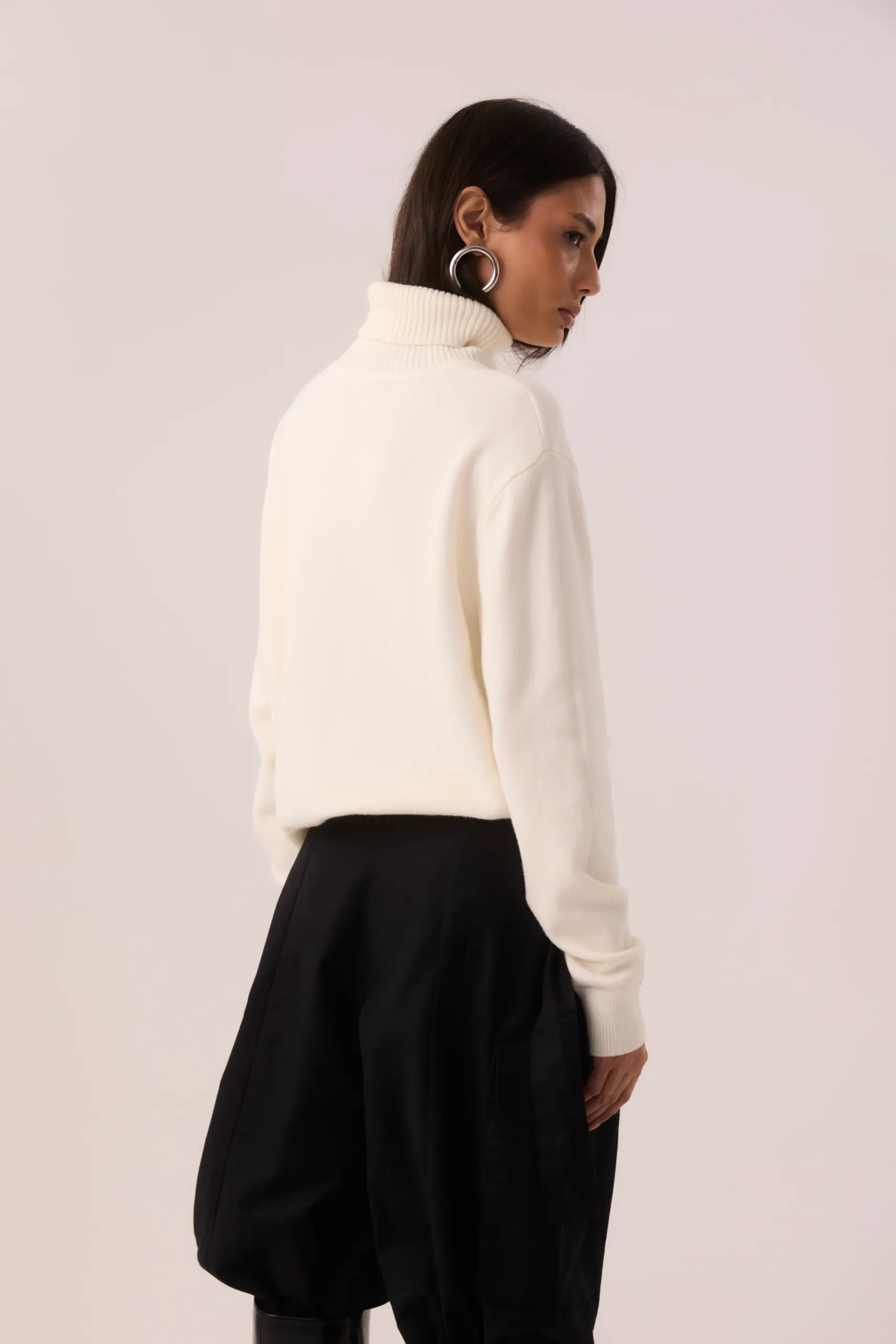 Blusa Gola Alta em Tricot Off White com Costura Frontal - Imagem 4