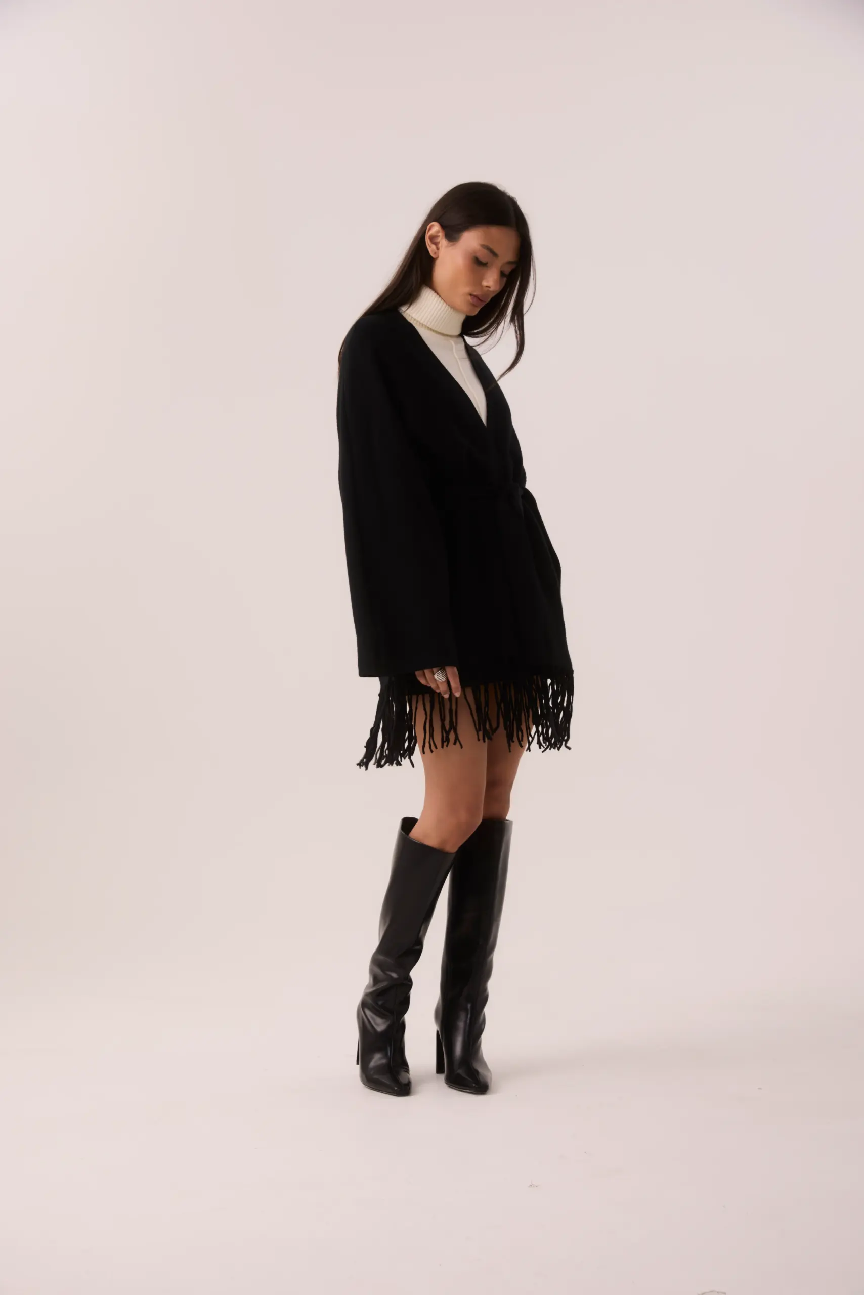 Capa de Tricot Preta com Franjas e Faixa - Imagem 3