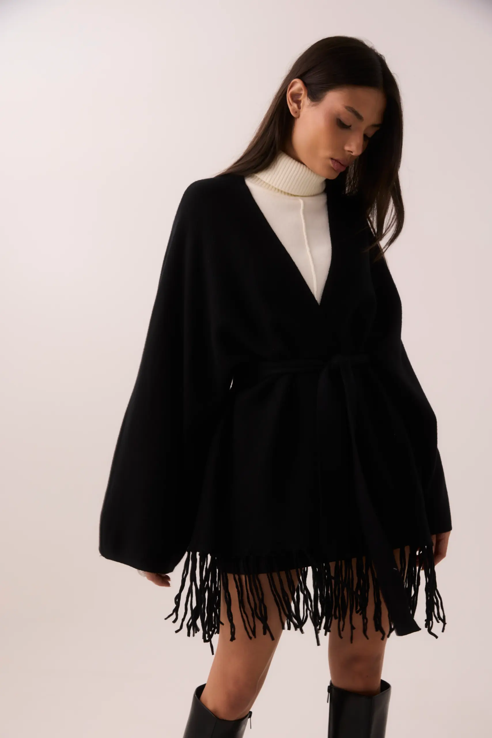 Capa de Tricot Preta com Franjas e Faixa - Imagem 5