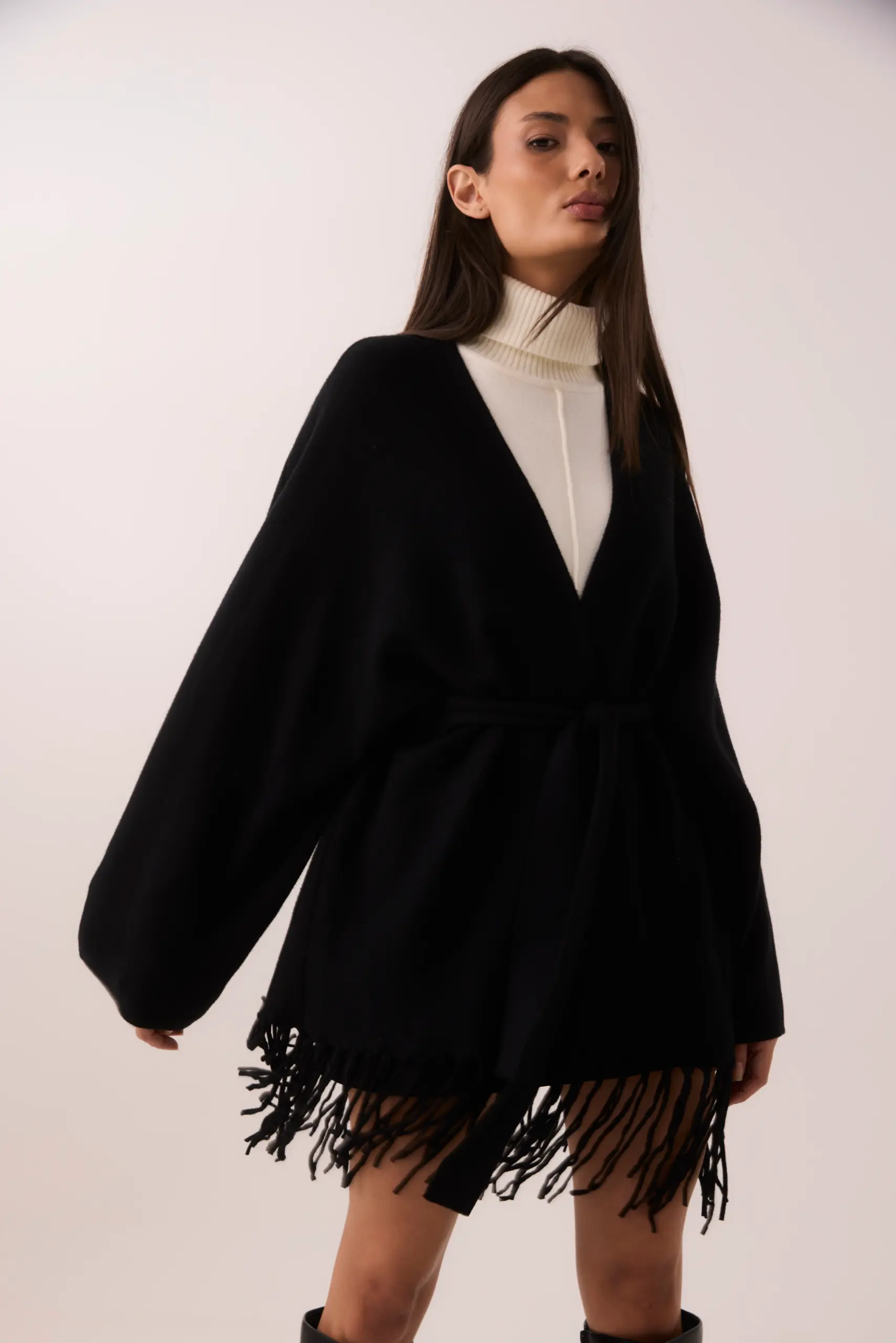Capa de Tricot Preta com Franjas e Faixa - Imagem 4