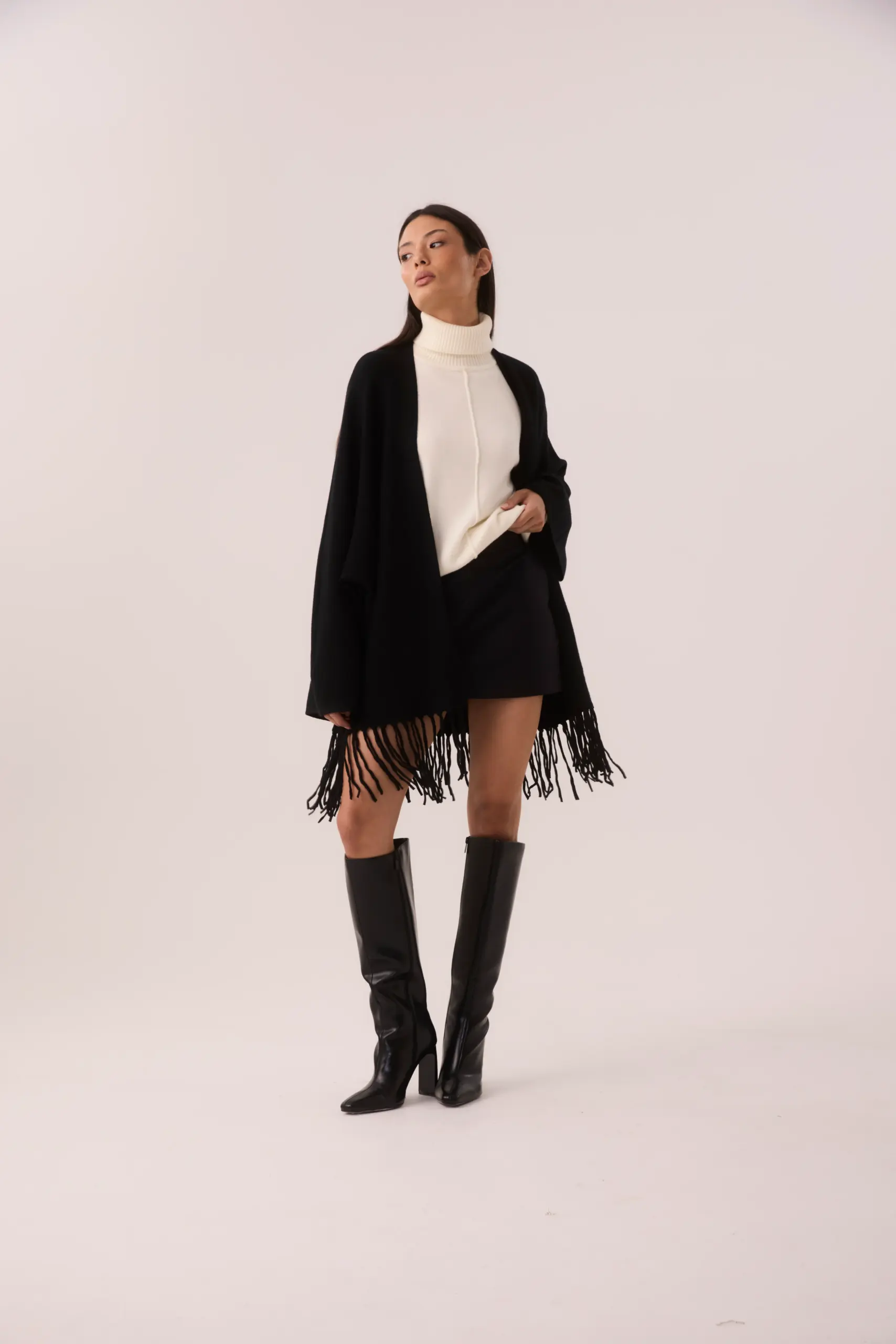 Capa de Tricot Preta com Franjas e Faixa - Imagem 8