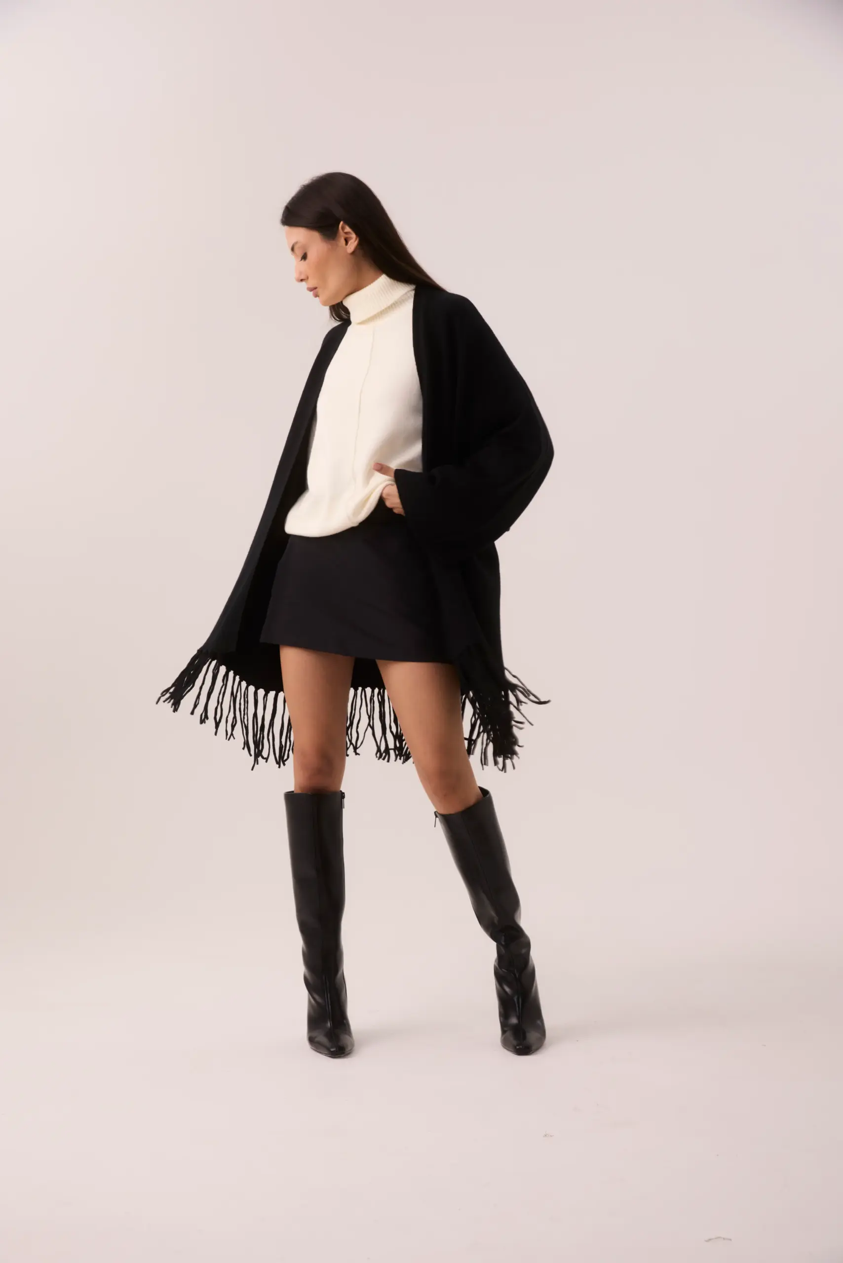 Capa de Tricot Preta com Franjas e Faixa - Imagem 10