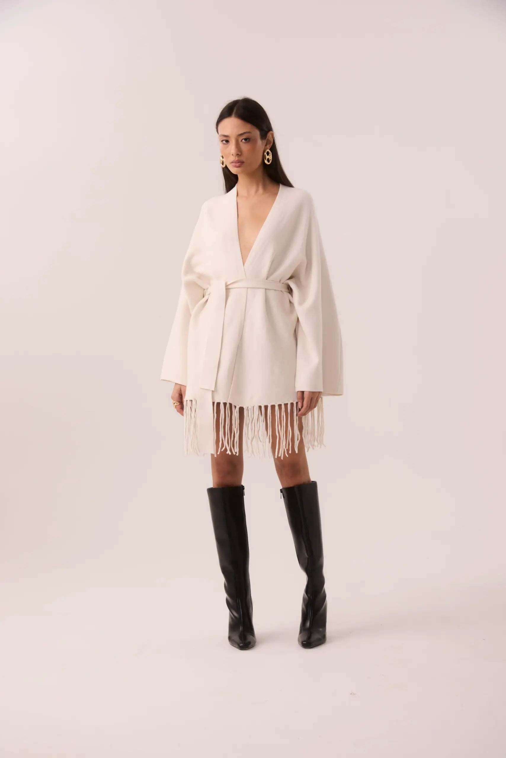 Capa em Tricot Off White com Franjas e Faixa - Imagem 7