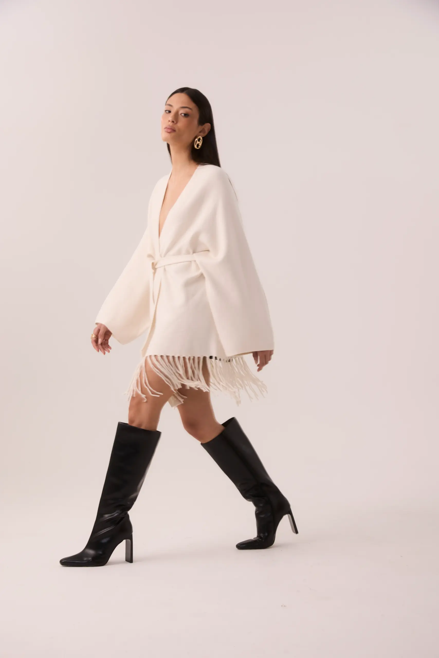 Capa em Tricot Off White com Franjas e Faixa - Imagem 6
