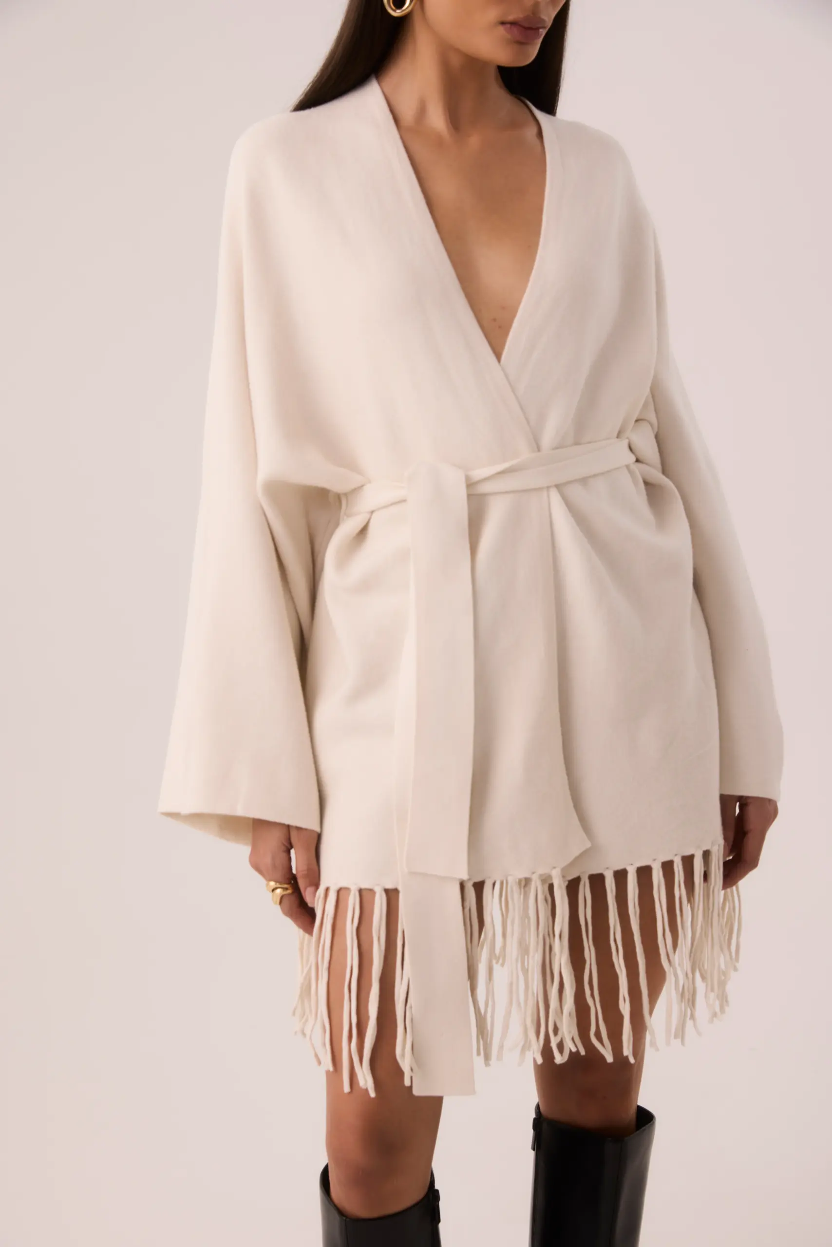 Capa em Tricot Off White com Franjas e Faixa - Imagem 5