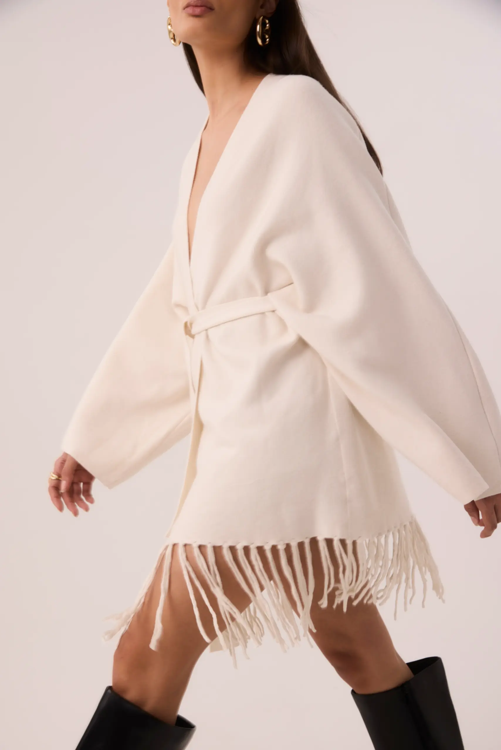 Capa em Tricot Off White com Franjas e Faixa - Imagem 4