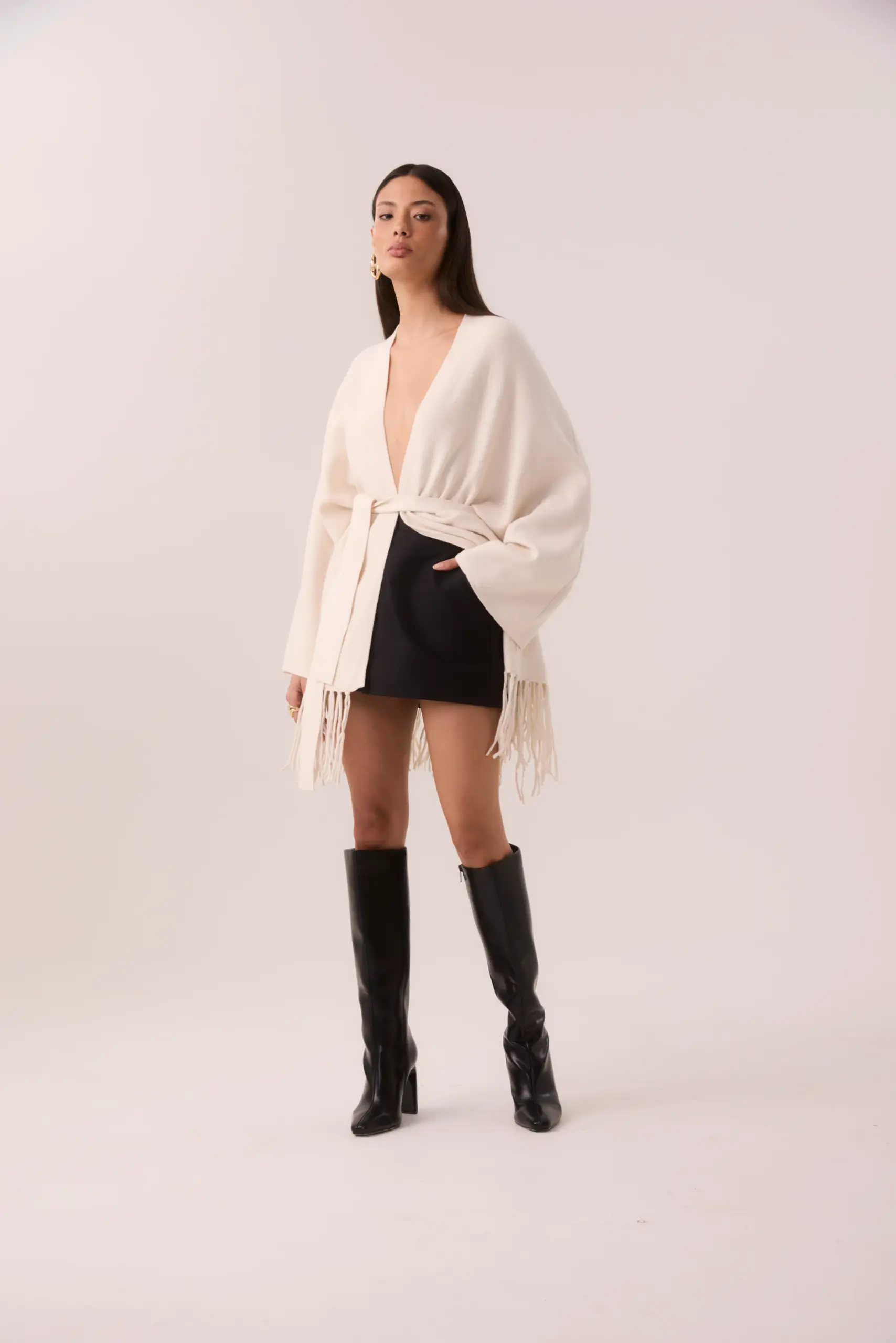 Capa em Tricot Off White com Franjas e Faixa - Imagem 3