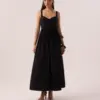 Vestido midi preto estilo corselet com colchetes frontais, saia rodada e barra larga em tecido corta-vento