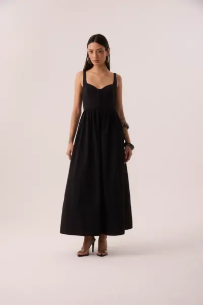 Vestido midi preto estilo corselet com colchetes frontais, saia rodada e barra larga em tecido corta-vento