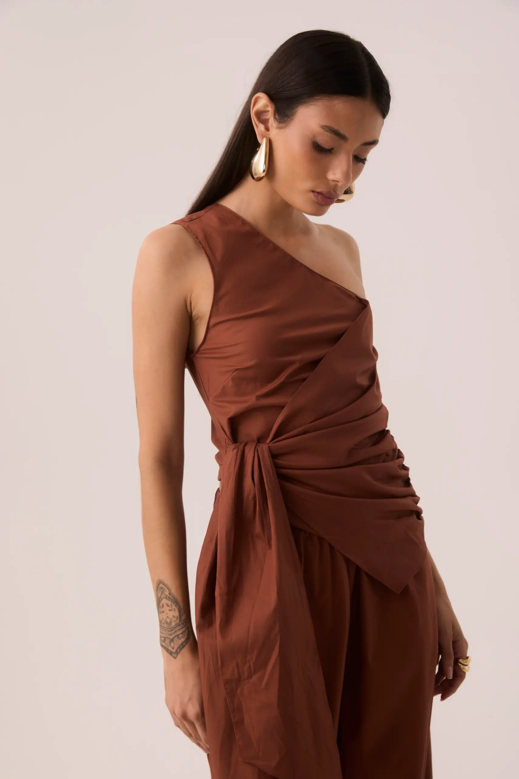 Blusa Assimétrica Laço Caramelo em Tricoline - Imagem 2