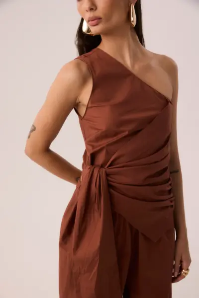 Blusa assimétrica caramelo de um ombro só em tricoline com laço ajustável e zíper lateral