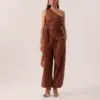 Calça balloon em tricoline caramelo com elástico na barra, cintura com elástico e bolsos laterais