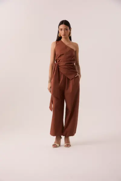 Calça balloon em tricoline caramelo com elástico na barra, cintura com elástico e bolsos laterais