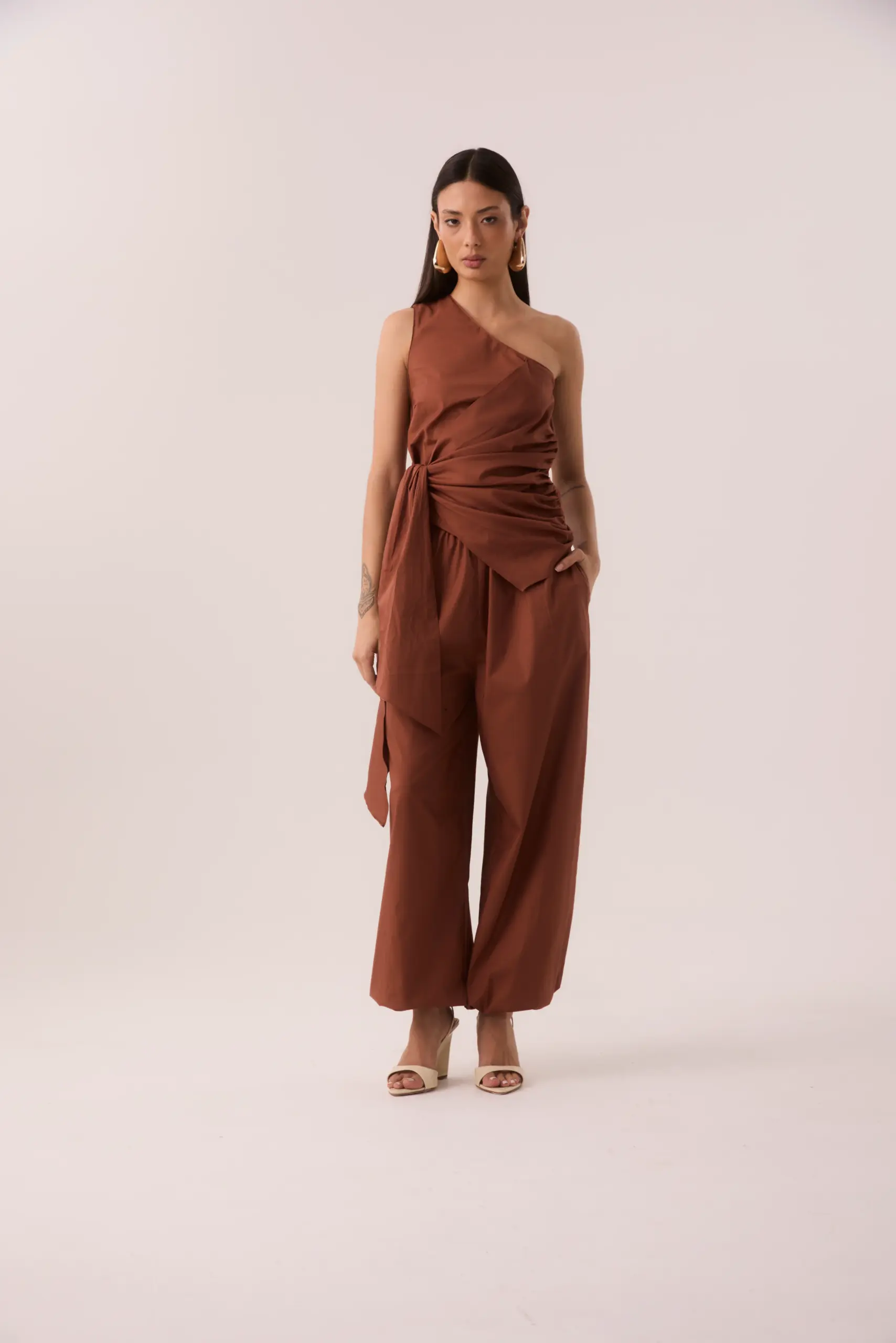 Calça balloon em tricoline caramelo com elástico na barra, cintura com elástico e bolsos laterais