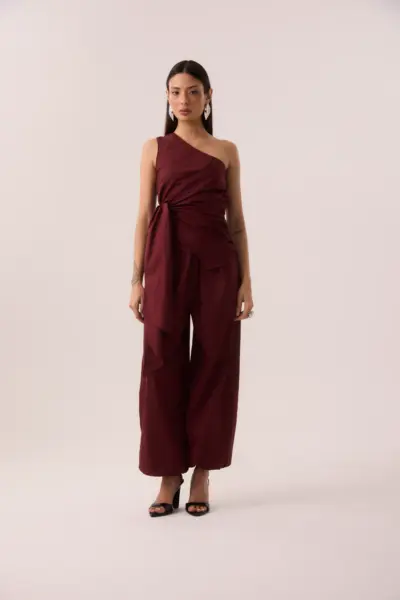 Calça balloon vinho em tricoline 100% algodão com pernas bufantes, elástico na barra, cintura com elástico e zíper invisível e bolsos laterais