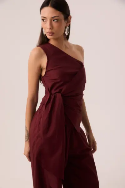 Blusa de um ombro só em tricoline vinho com laço frontal e zíper lateral