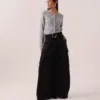 Calça maxi pantalona preta em sarja com cinto faixa e bolso lateral