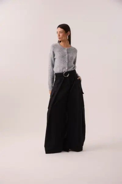 Calça maxi pantalona preta em sarja com cinto faixa e bolso lateral