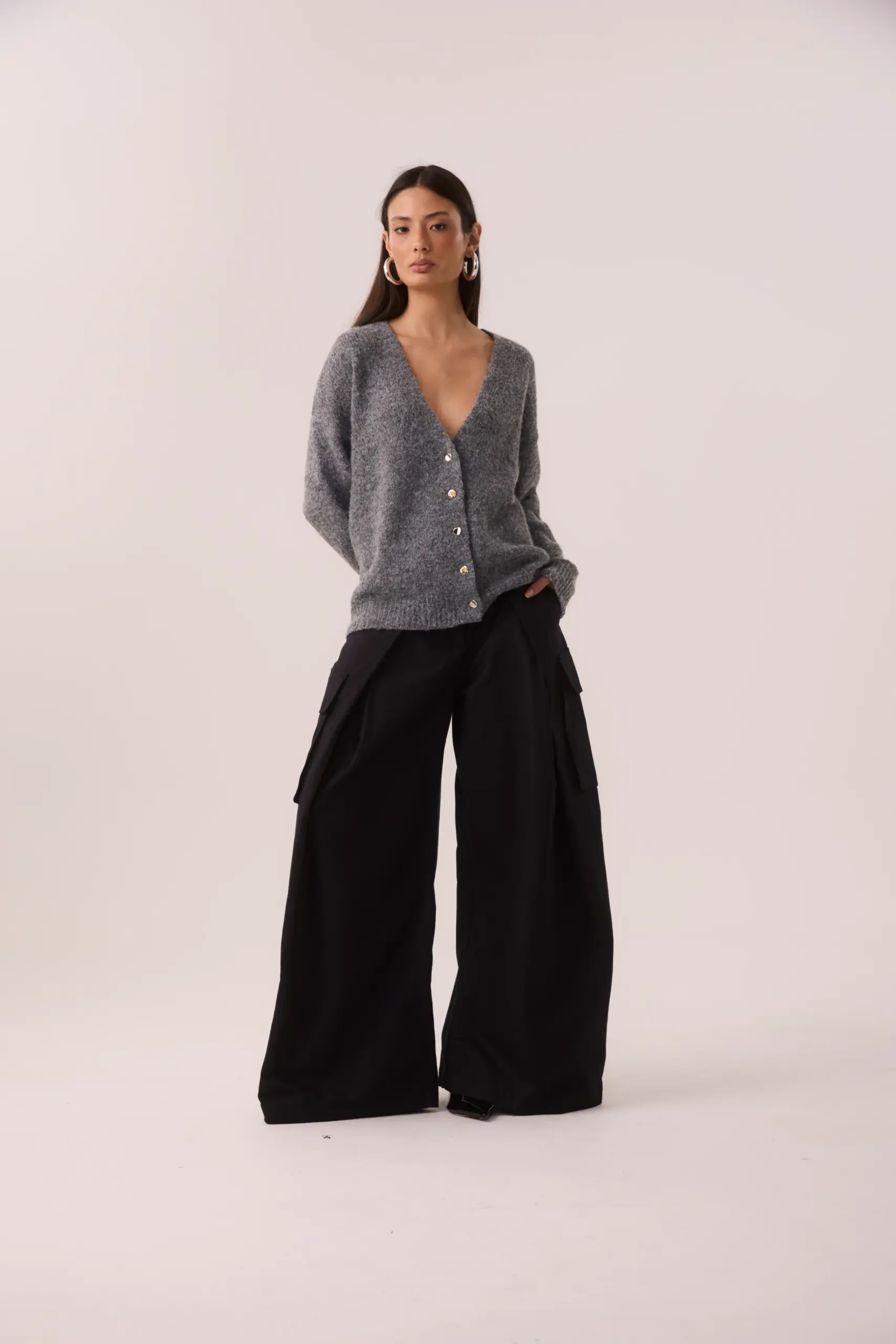 Cardigan Oversized em Tricot com Lã Cinza e Botões Bicolores - Imagem 4