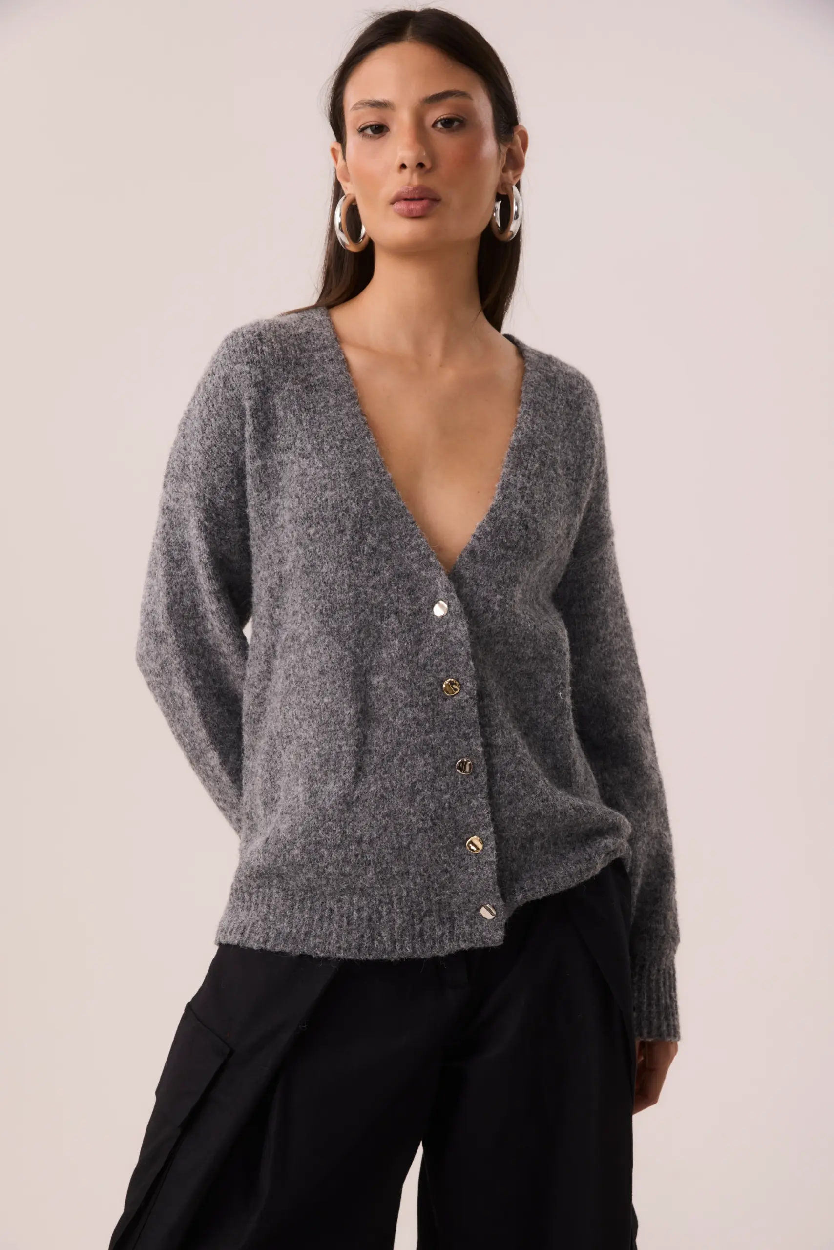 Cardigan Oversized em Tricot com Lã Cinza e Botões Bicolores - Imagem 2