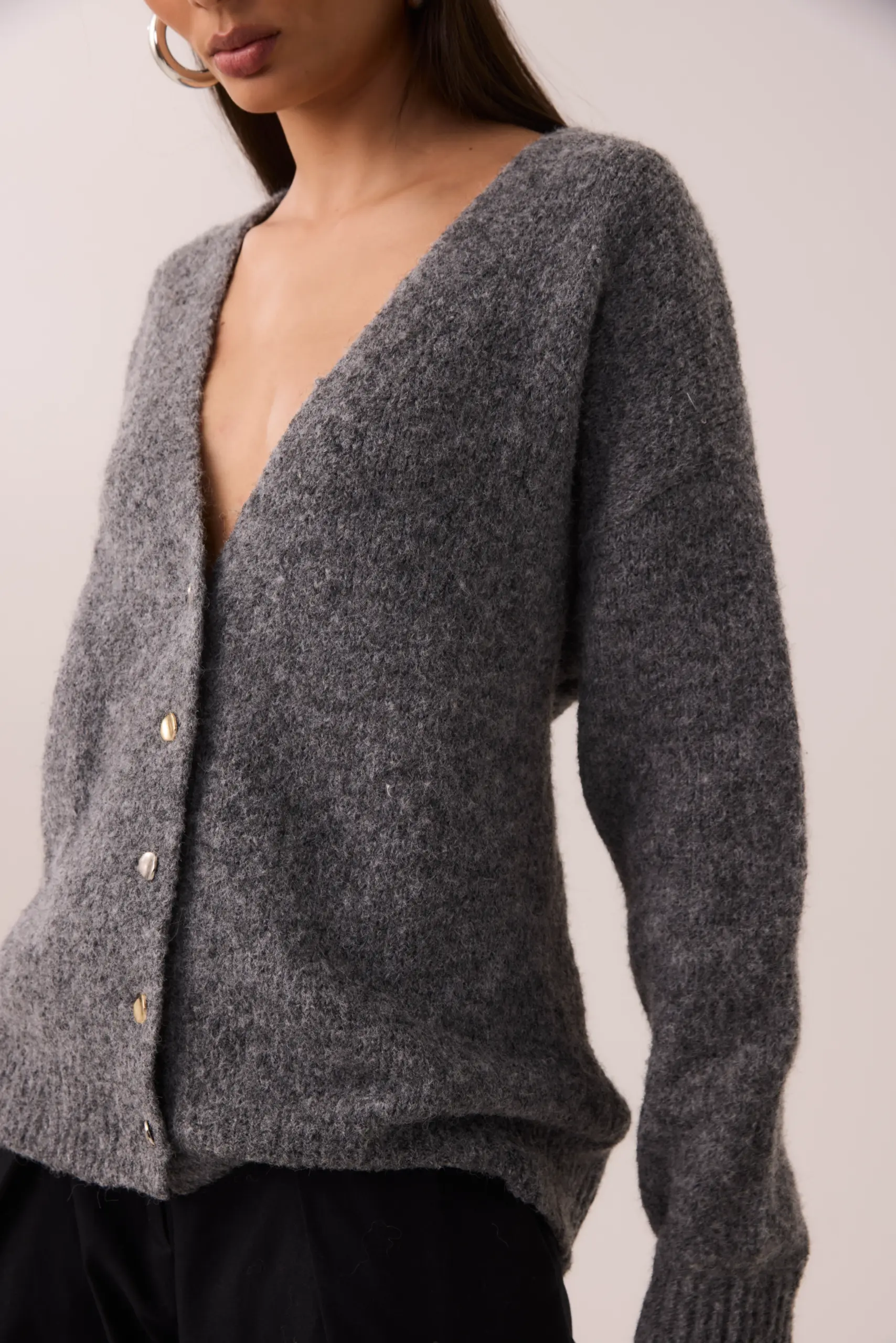 Cardigan Oversized em Tricot com Lã Cinza e Botões Bicolores - Imagem 3