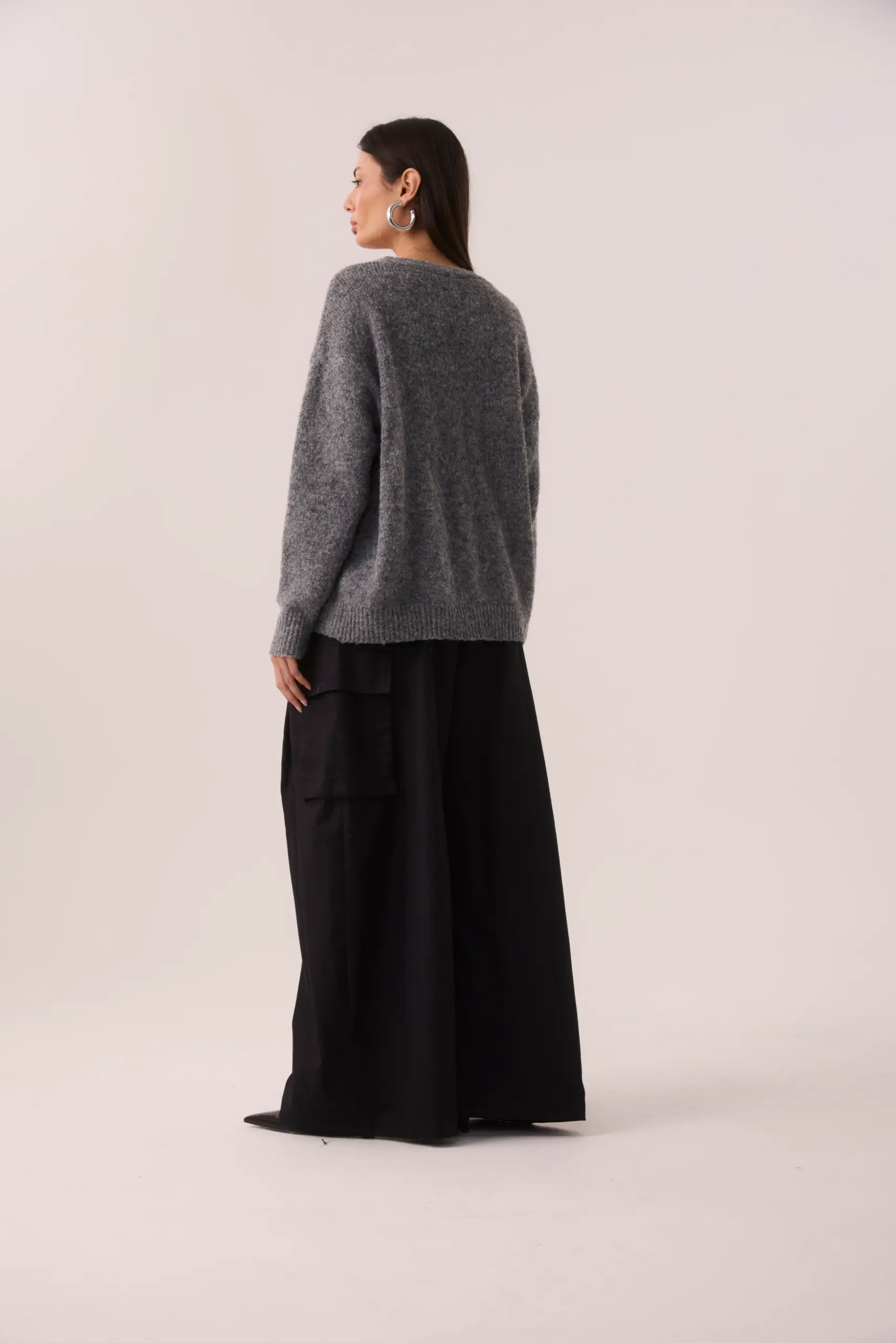 Cardigan Oversized em Tricot com Lã Cinza e Botões Bicolores - Imagem 5