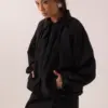 jaqueta bomber em nylon preto com zíper metálico, punhos e barra franzidos