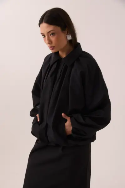 jaqueta bomber em nylon preto com zíper metálico, punhos e barra franzidos
