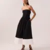 Saia midi bicolor em tricoline preto com barra italiana branca, cintura alta e modelagem rodada