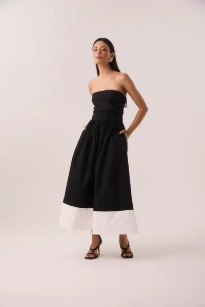 Saia midi bicolor em tricoline preto com barra italiana branca, cintura alta e modelagem rodada