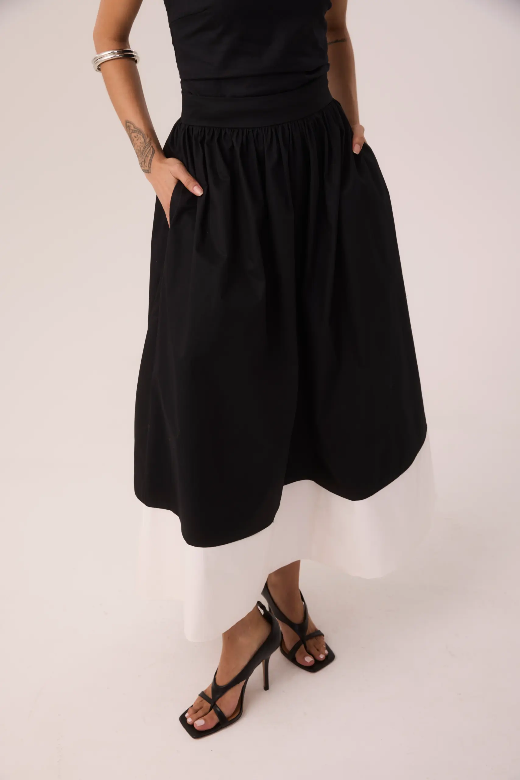 Saia Midi Classic Bicolor em Tricoline Preto e Branco - Imagem 4