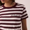 Camiseta listrada vinho e branca com gola redonda, mangas curtas e bordado 'Stop Hiding Your Magic' no peito