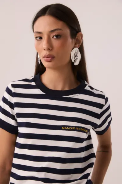 Camiseta listrada azul em algodão com bordado dourado Made in Brasil no peito, gola e mangas em ribana larga