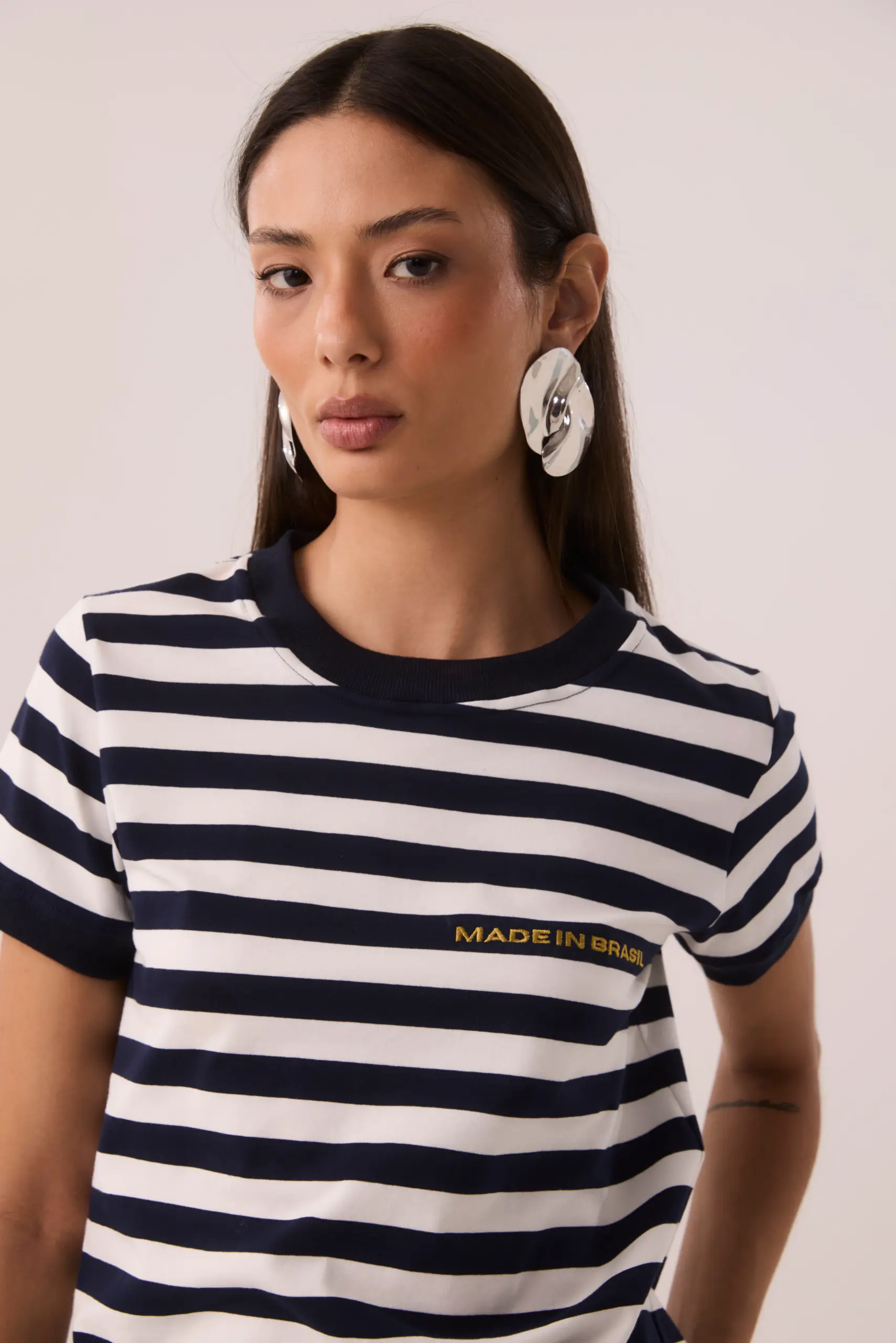Camiseta listrada azul em algodão com bordado dourado Made in Brasil no peito, gola e mangas em ribana larga